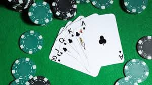 Antarmuka aplikasi mobile ahlibet menampilkan menu utama dengan akses ke Liga 1, live roulette, dan permainan slot